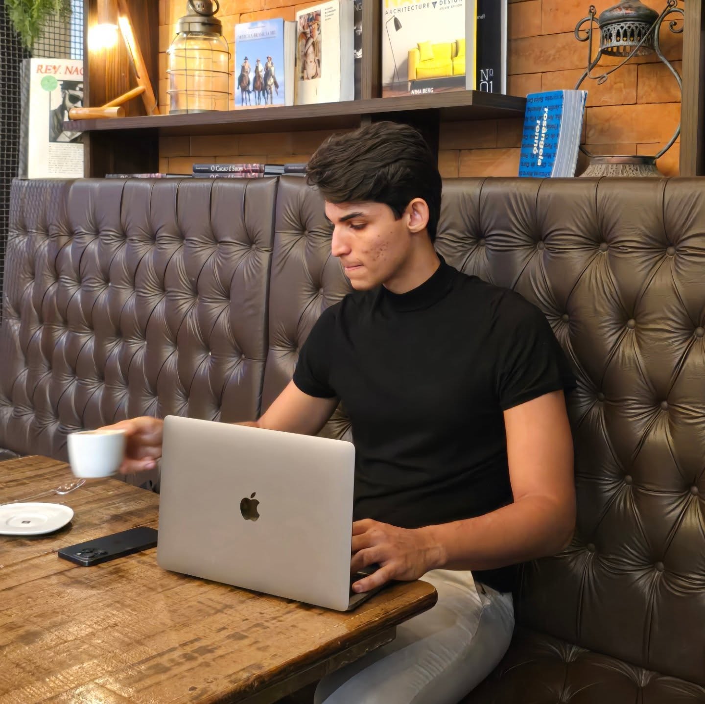Luiz Henrique de Lima Gomes trabalhando em um notebook.